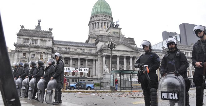 Macri 'bolsonoriza' su política con un reglamento que autoriza a policías a disparar sin aviso