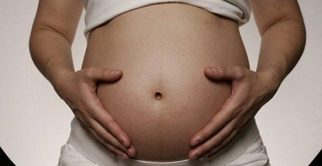 Médicos de Reino Unido operan un feto fuera del vientre materno y vuelven a colocarlo dentro