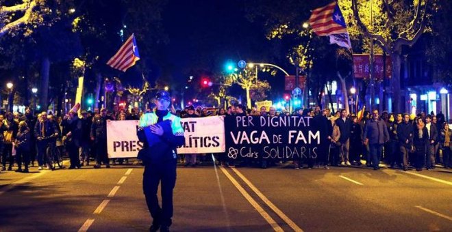 Unas 300 personas cortan la Diagonal y el paseo de Gràcia de Barcelona pidiendo libertad para los presos