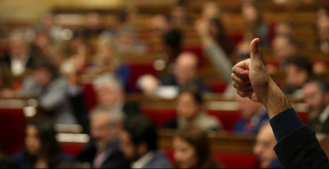 El Parlament declara "antidemocrática y antisocial" la Constitución