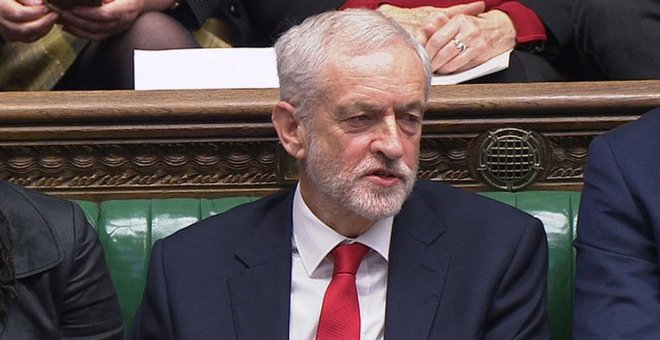 Corbyn llama "mujer estúpida" a May en su cara en el Parlamento británico