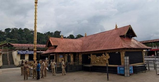Dos mujeres indias desafían la prohibición centenaria de entrar en un templo hindú en Kerala