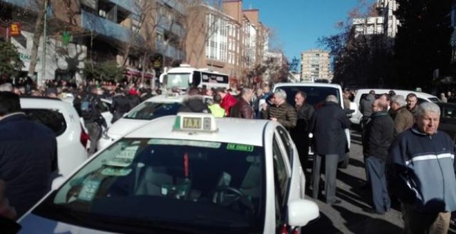Los taxistas auguran protestas "sin precedentes" si la Comunidad de Madrid no regula ya las VTC