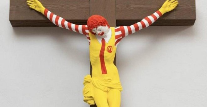 El payaso de McDonald's crucificado como Jesucristo levanta la polémica en Israel