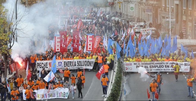 Miles de personas se manifiestan en A Coruña contra el cierre de las plantas de Alcoa