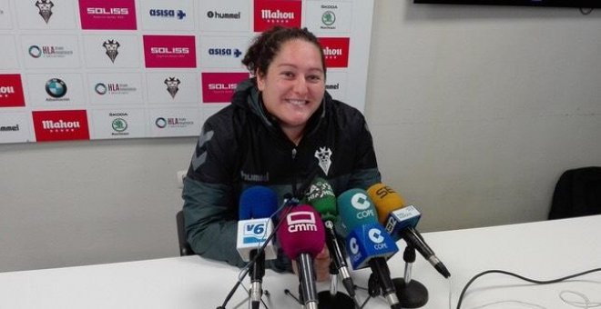 Una española rompe el techo de cristal del fútbol japonés y se convierte en entrenadora de un equipo masculino