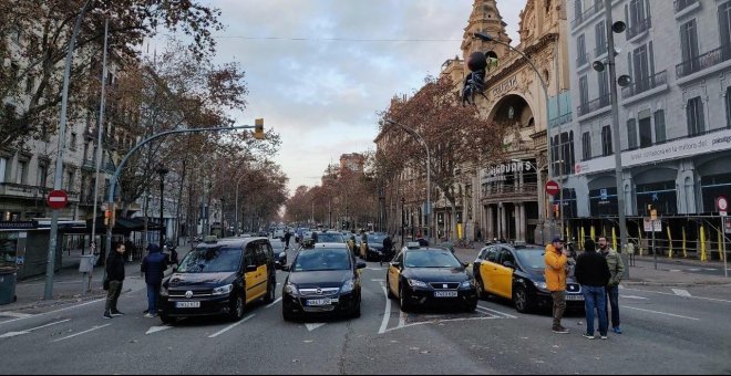 Los taxistas de Barcelona mantienen el paro y el bloqueo de la Gran Vía