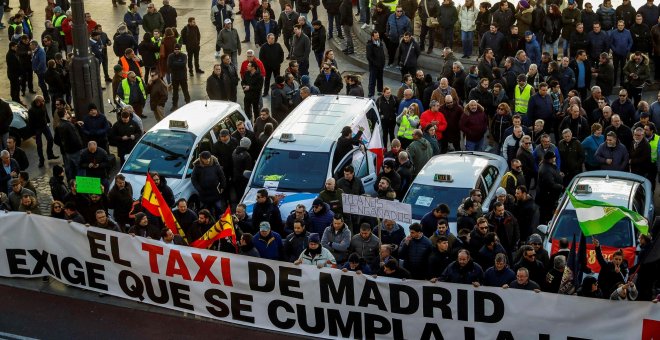 Fotogalería: Imágenes de la huelga de taxistas en Madrid y Barcelona