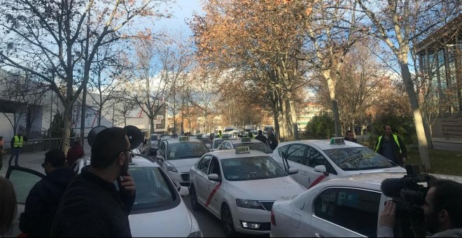 La Comunidad de Madrid y el Ayuntamiento de la capital estudian ya cómo solucionar el conflicto que enfrenta a los taxis con los VTC