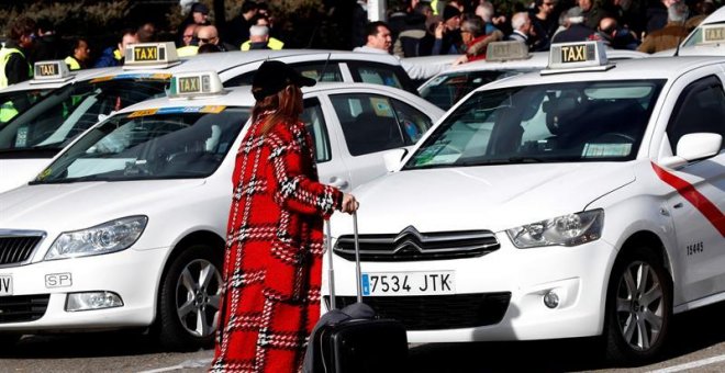 Los taxistas ven "insuficiente" el preacuerdo en Madrid y siguen en huelga indefinida