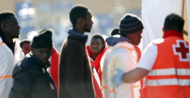 Rescatan dos pateras en el mar de Alborán con más de 180 personas y al menos diez niños