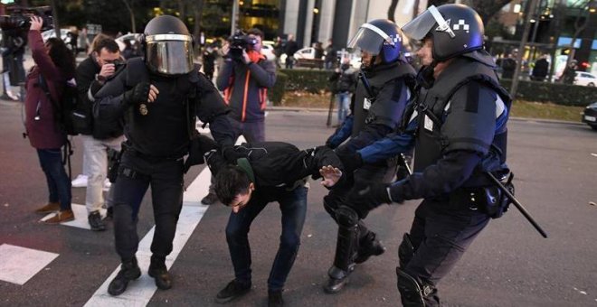 La Policía desaloja a los taxistas acampados en el Paseo de la Castellana de Madrid