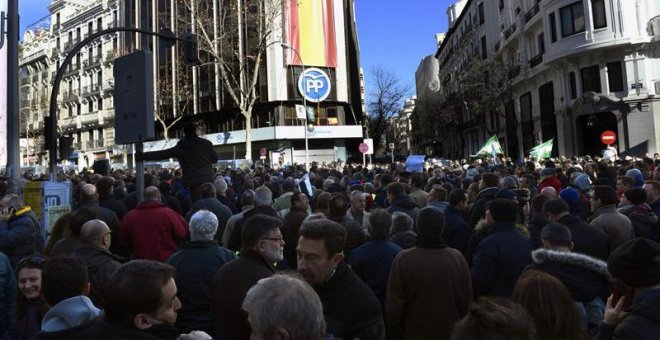 Los taxistas madrileños cortan la calle Génova al grito de "corruptos" y "Garrido, dimisión" ante la sede del PP