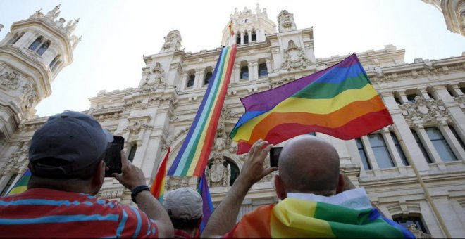 El colectivo trans considera una "tomadura de pelo" la nueva tarjeta sanitaria de Madrid con el nombre sentido