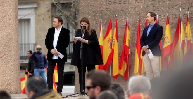 El manifiesto de Colón acusa a Sánchez de "traición" a España y de "apuñalar por la espalda" a la ley