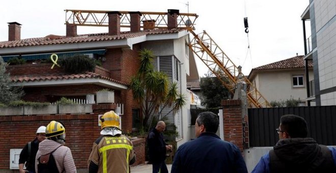 Un operario muerto y otro herido al caer una grúa de una obra en Barcelona