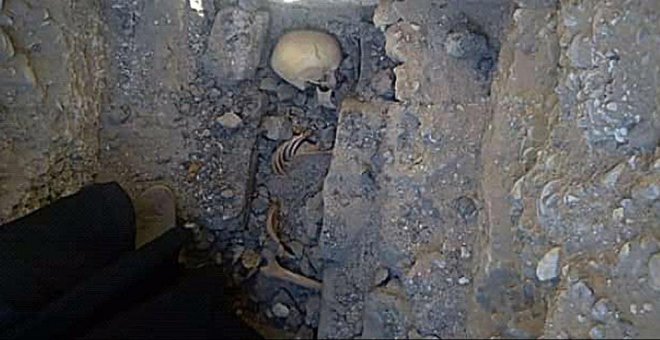 Hallan el esqueleto de una niña de unos 13 años cerca de la pirámide Meidum