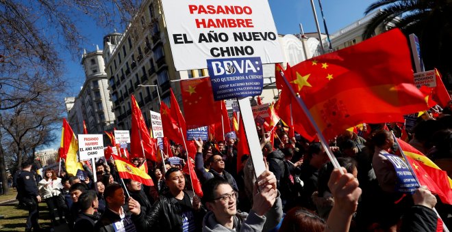 Un millar de chinos se manifiestan en Madrid para pedir al BBVA el desbloqueo de sus cuentas