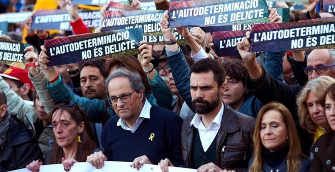 Un "muro humano" de cientos de miles de personas llena la Gran Via de Barcelona contra el juicio al 'procés'