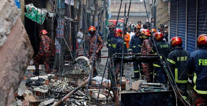 Al menos 70 muertos y decenas de heridos por un incendio en la capital de Bangladesh