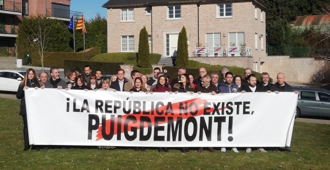 Arrimadas acude a la casa de Puigdemont en Waterloo y el expresident responde con un gesto en favor del diálogo