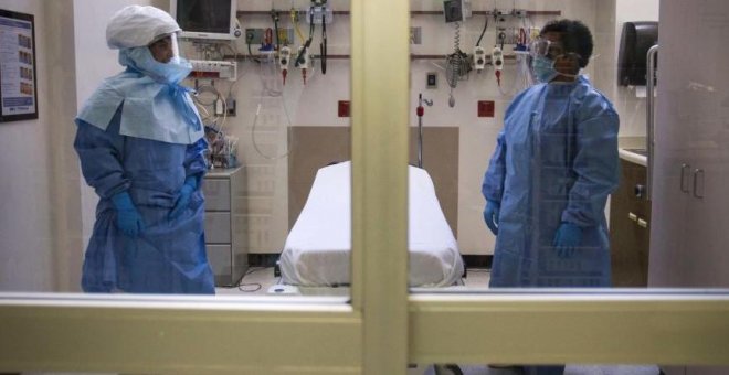 Enfermeros desbordados: un sanitario con 30 pacientes en aislamiento a su cargo