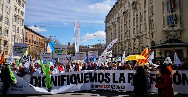 Sanitarios de toda España se manifiestan en Madrid por la dignidad de la profesión