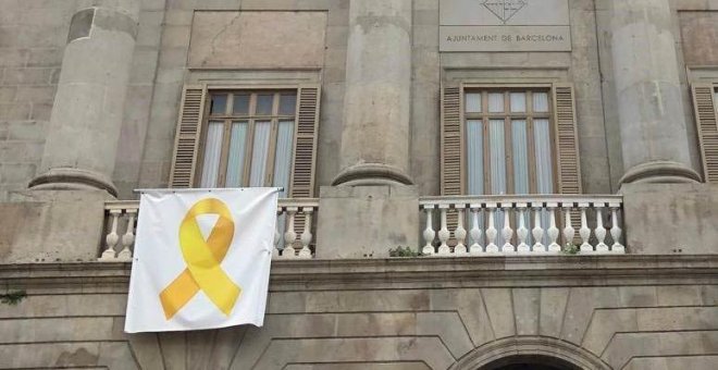 El Ayuntamiento de Barcelona retira el lazo amarillo de la fachada del consistorio