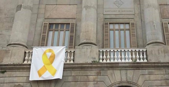 Identificadas cinco personas por quitar el lazo amarillo del Ayuntamiento de Barcelona