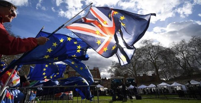 El Parlamento británico pide retrasar el brexit y rechaza un segundo referéndum