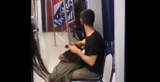 Metro de Madrid recibe un vídeo que muestra a un joven afilando un cuchillo en un vagón