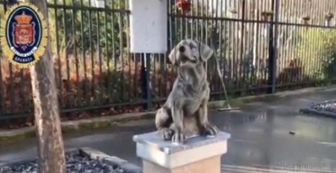 La Policía Local de Granada rinde homenaje a los perros de la Unidad Canina con un monumento