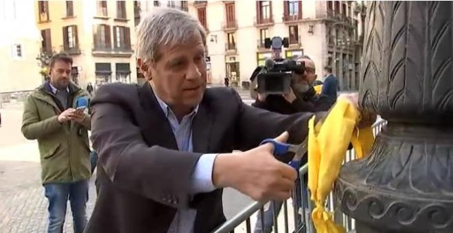 Un concejal del PP quita lazos amarillos en la plaza de Sant Jaume de Barcelona