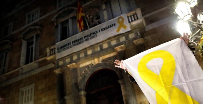 La Generalitat amanece con la pancarta del lazo amarillo en la fachada que la Junta Electoral Central ordenó retirar