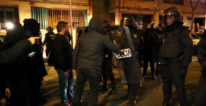 Cargas policiales en Vallecas contra los manifestantes que protestaban por el asesinato de un vecino