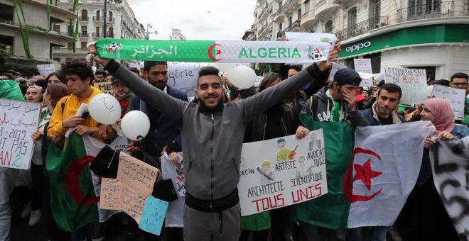 Argelia cumple un mes de protestas contra la corrupción de un régimen agotado