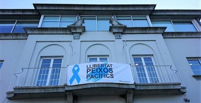 Port de la Selva cambia la pancarta por los presos por una a favor de los "peces pacíficos"