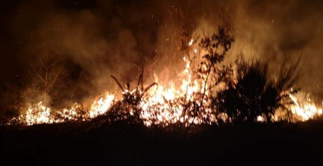 Un incendio que afecta al parque natural gallego del Xurés quema decenas de hectáreas