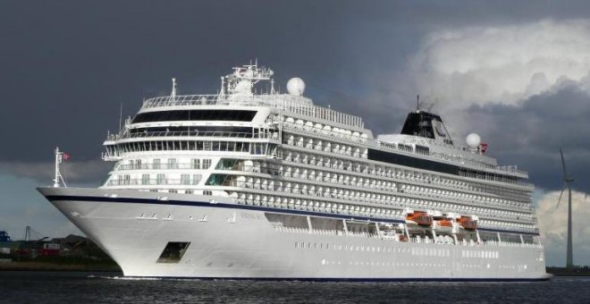 Un crucero noruego sufre una fuerte avería en alta mar con 1.300 pasajeros a bordo