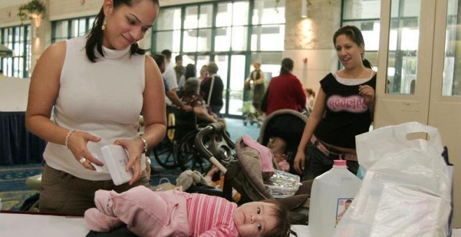 Galicia obliga a colocar cambiadores de bebés en los baños públicos de hombres