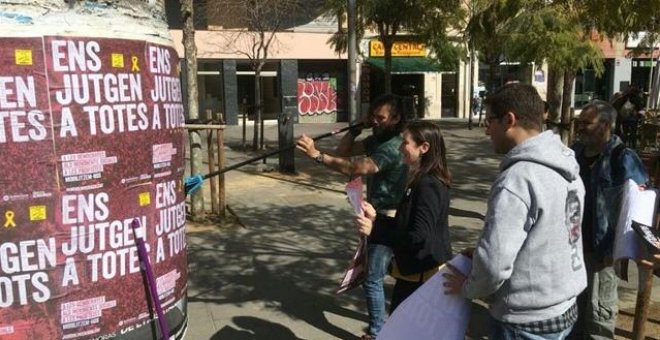 Òmnium Cultural pega más de 20.000 carteles contra el juicio durante este fin de semana