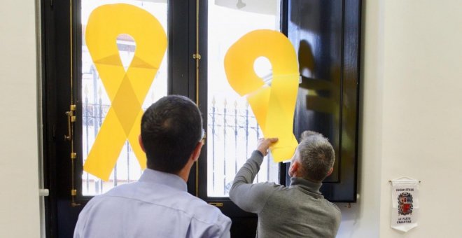 La Ertzaintza retira los lazos amarillos de las ventanas de Bildu en el Parlamento vasco