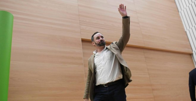 Abascal quiere despenalizar la incitación al odio y perseguir a quienes ayuden a los migrantes irregulares