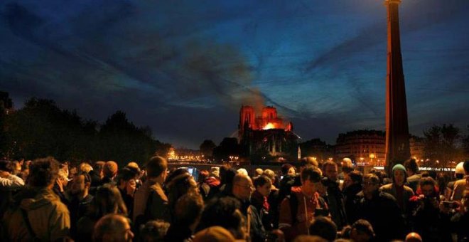 Un brutal incendio destruye gran parte de la catedral de Notre Dame en París