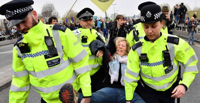 Casi 300 detenidos por una protesta ecologista en Londres