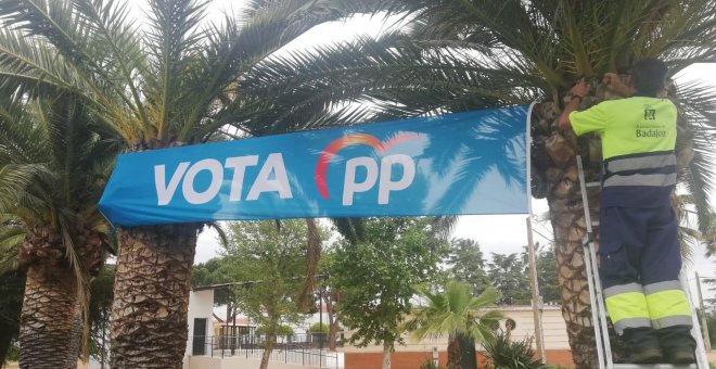 Denuncia electoral: operarios municipales colocan propaganda del PP