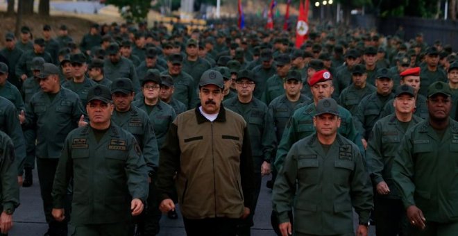 Maduro exhibe su apoyo militar encabezando una marcha del Ejército en Caracas