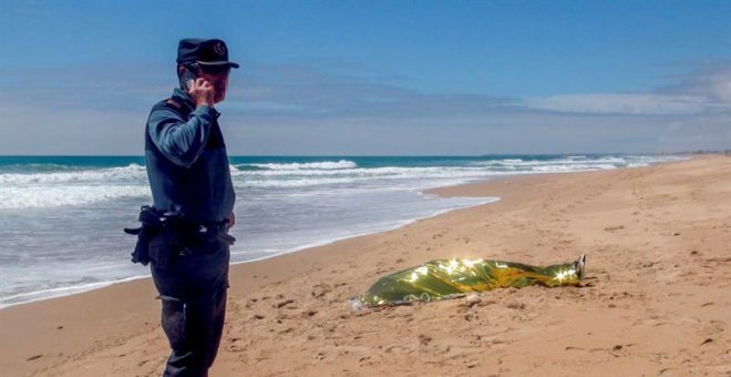 Hallado el cadáver del menor que cayó al mar al volcar una patera en Cádiz