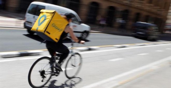 Los 'riders' denuncian la pasividad de las empresas de reparto tras un nuevo accidente de un trabajador de Glovo