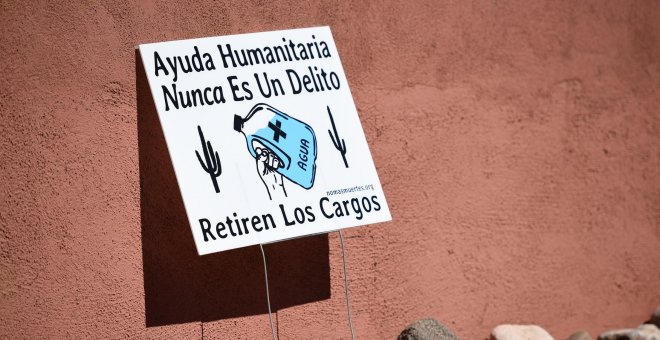 Un activista se enfrenta a 20 años de cárcel por dar alimento a migrantes en la frontera entre México y EEUU